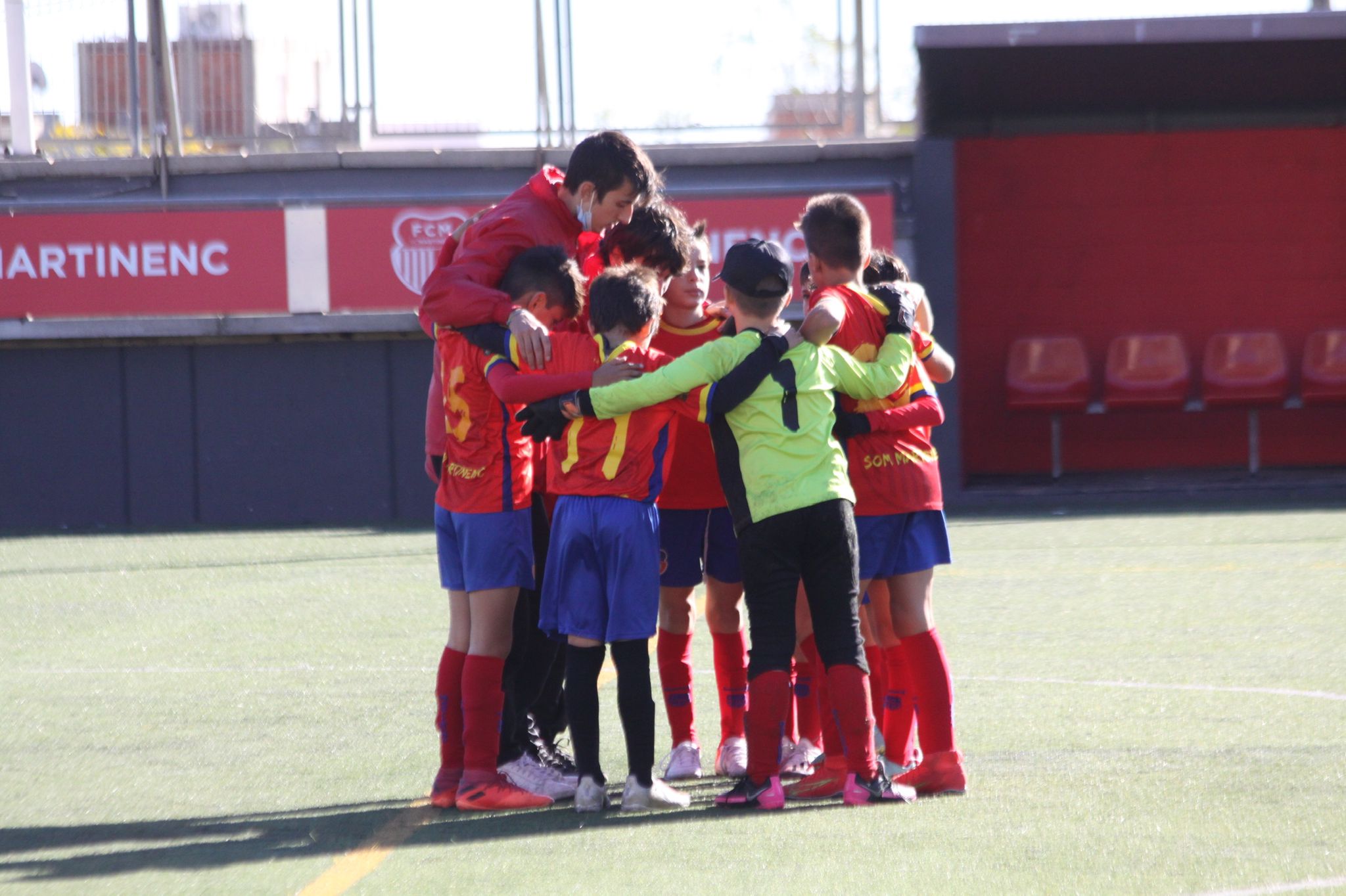 Una gran primera part dona el triomf al Benjamí B