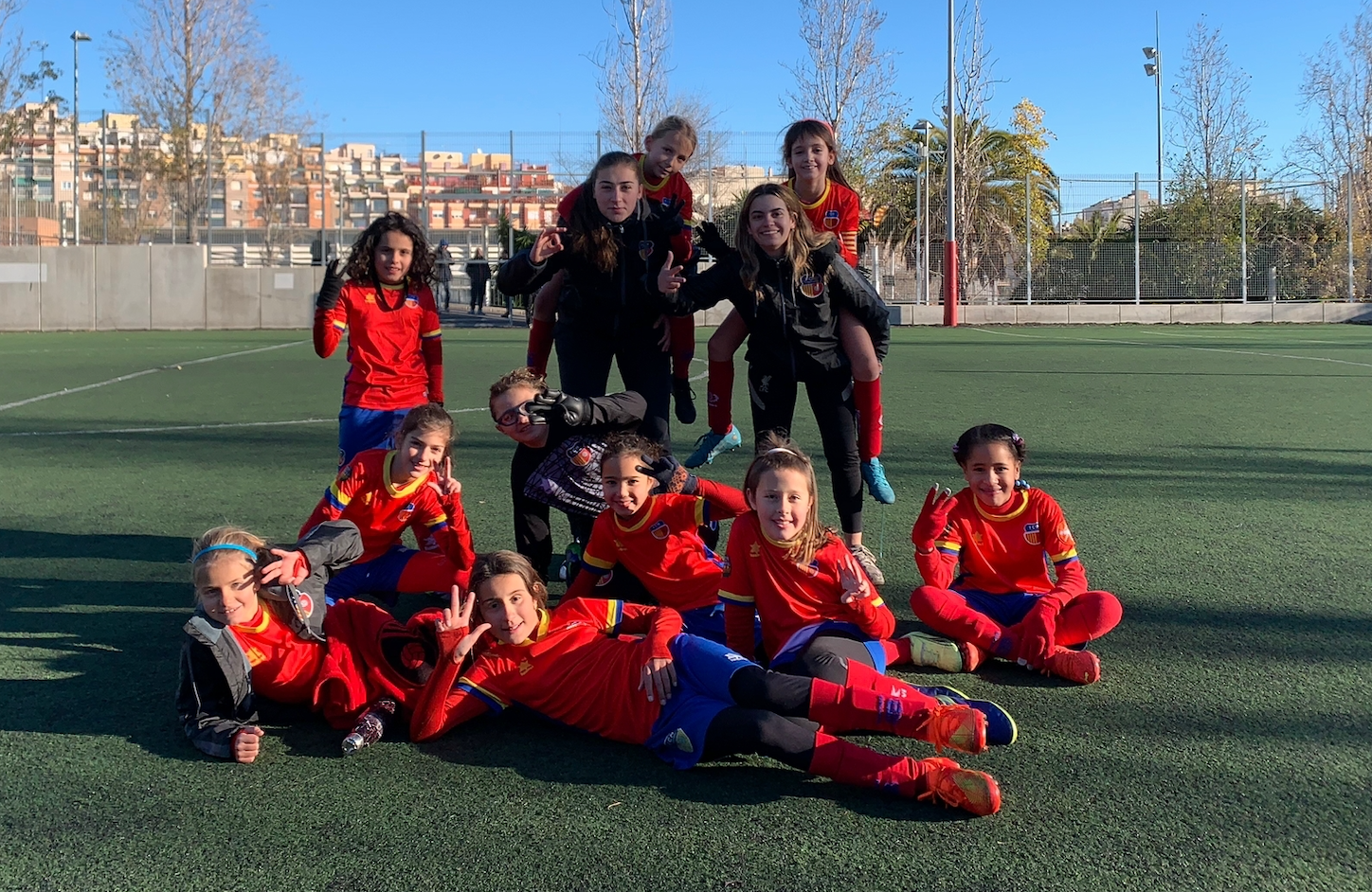 El Benjamí A Femení supera el líder