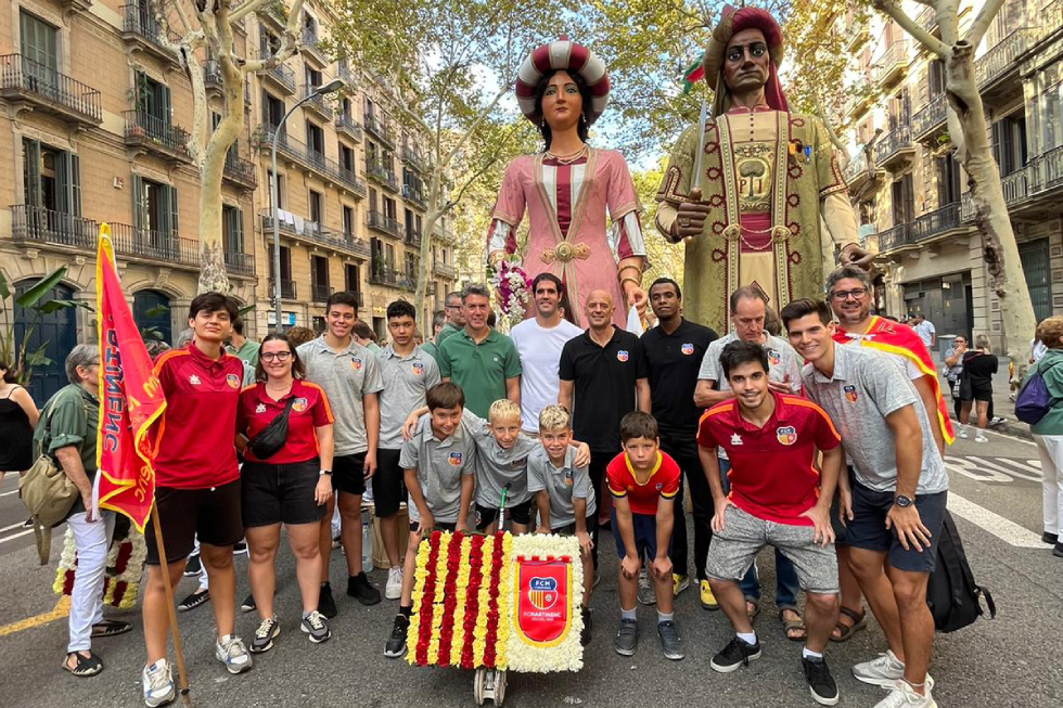 El Martinenc, present a l’ofrena floral al monument de Rafael Casanova